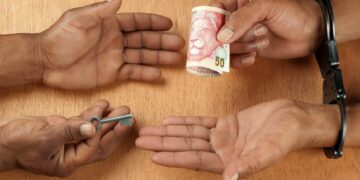 Kubanjwe amapolisa ngezityholo zokunyobisa