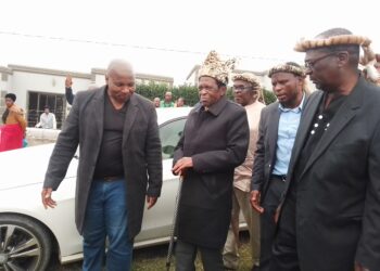 IMIFANEKISO:1.UGqirha Mandisi Mzobotshe esamkela uKumkani Langalibalele 11 kwikhaya lakhe eMjika.Amaxesibe emelwe nguNjingalwazi Somadoda Fikeni ongowesithathu ukusuka ekhohlo.