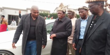 IMIFANEKISO:1.UGqirha Mandisi Mzobotshe esamkela uKumkani Langalibalele 11 kwikhaya lakhe eMjika.Amaxesibe emelwe nguNjingalwazi Somadoda Fikeni ongowesithathu ukusuka ekhohlo.