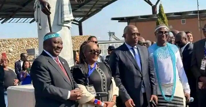 Kutyhilwe imifanekiso eqingqiweyo kaMandela